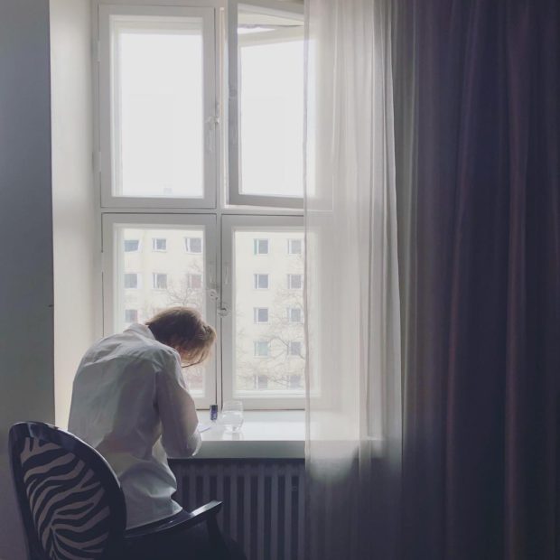 Savvybusiness Sophie Raland Wesslau sitter och jobbar vid ett fönster i Helsingfors